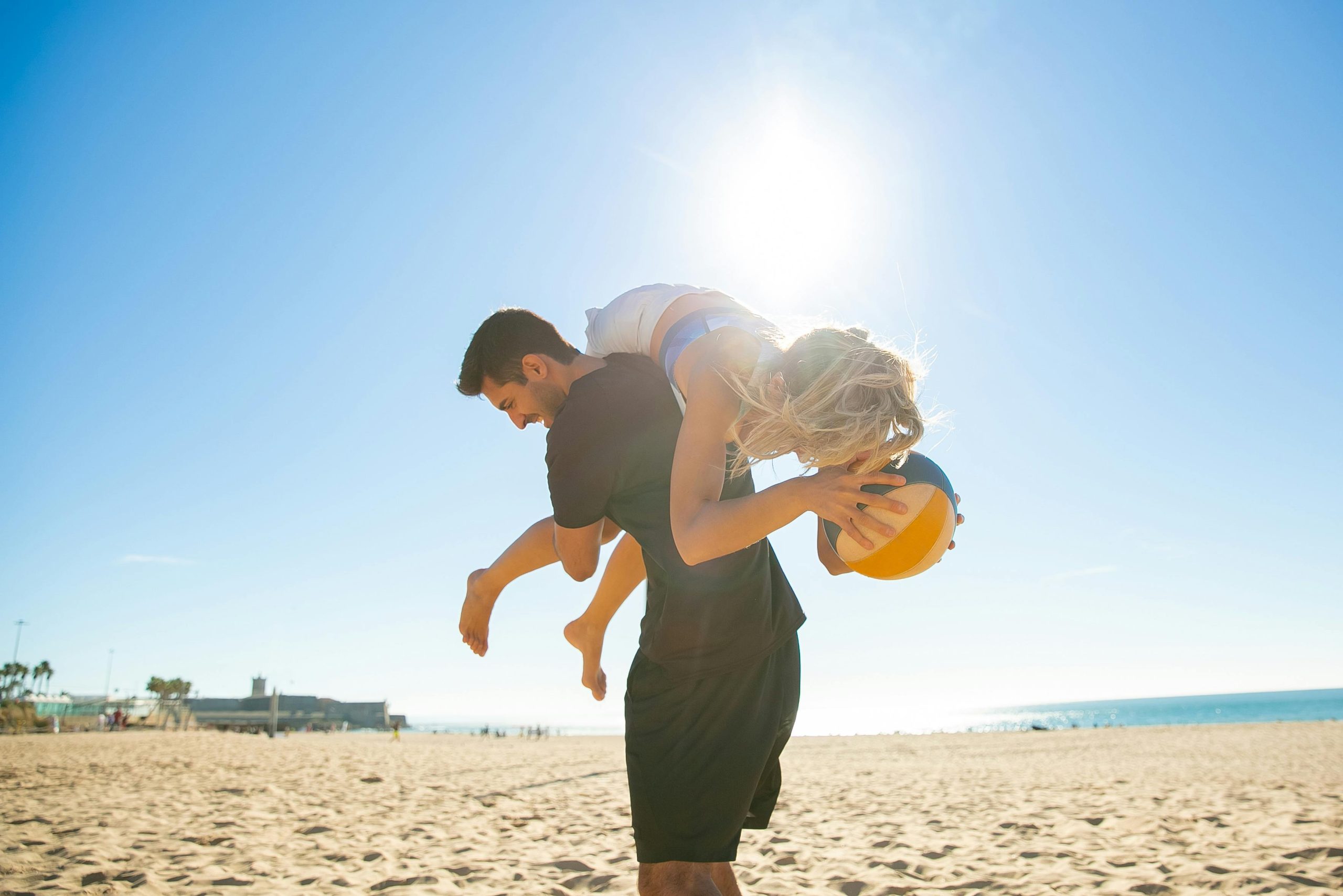 Jeux de séduction plage couple