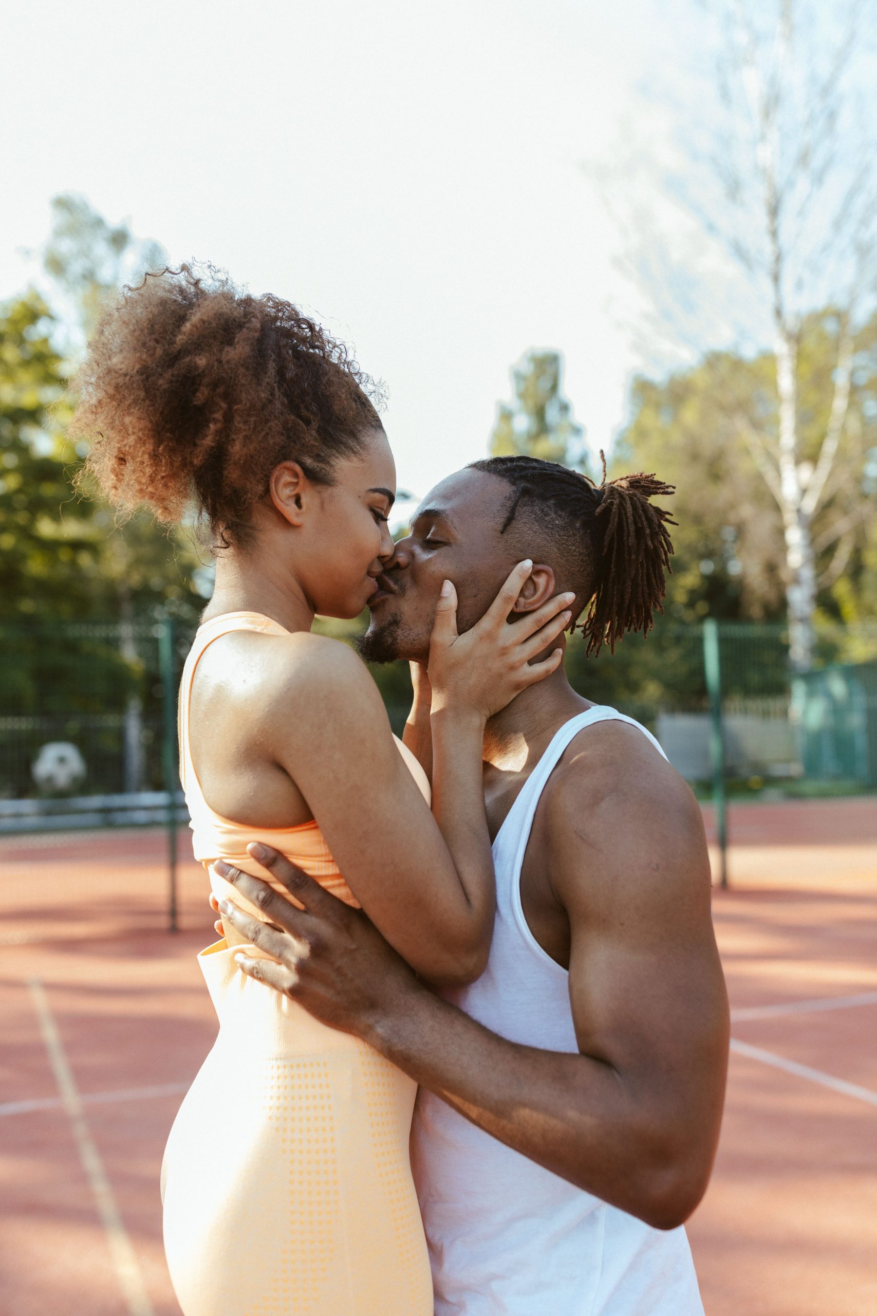 Homme amoureux embrassant tendrement une femme