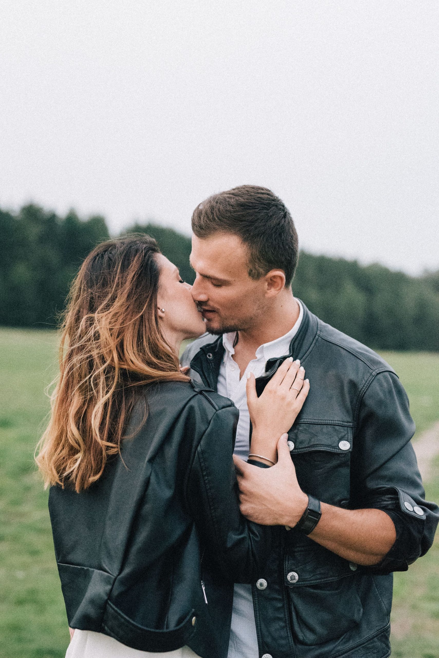 Couple s'embrassant avec tendresse et affection