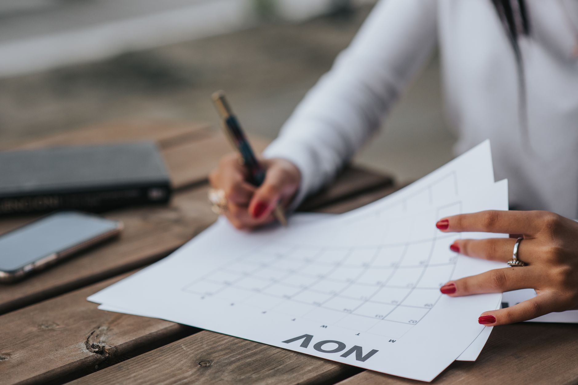 Femme qui note des dates de cycle sur un calendrier