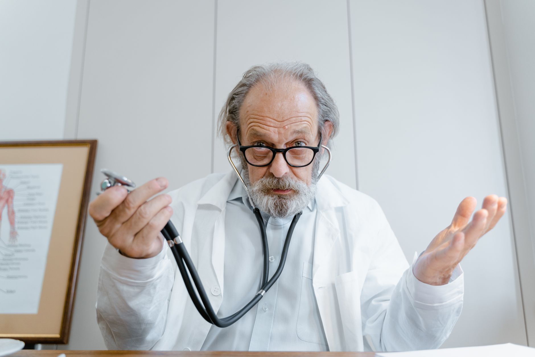 Medecin senior examinant un patient en consultation