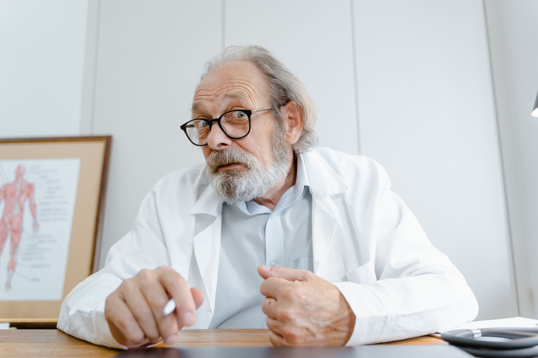 Médecin en consultation avec un patient senior