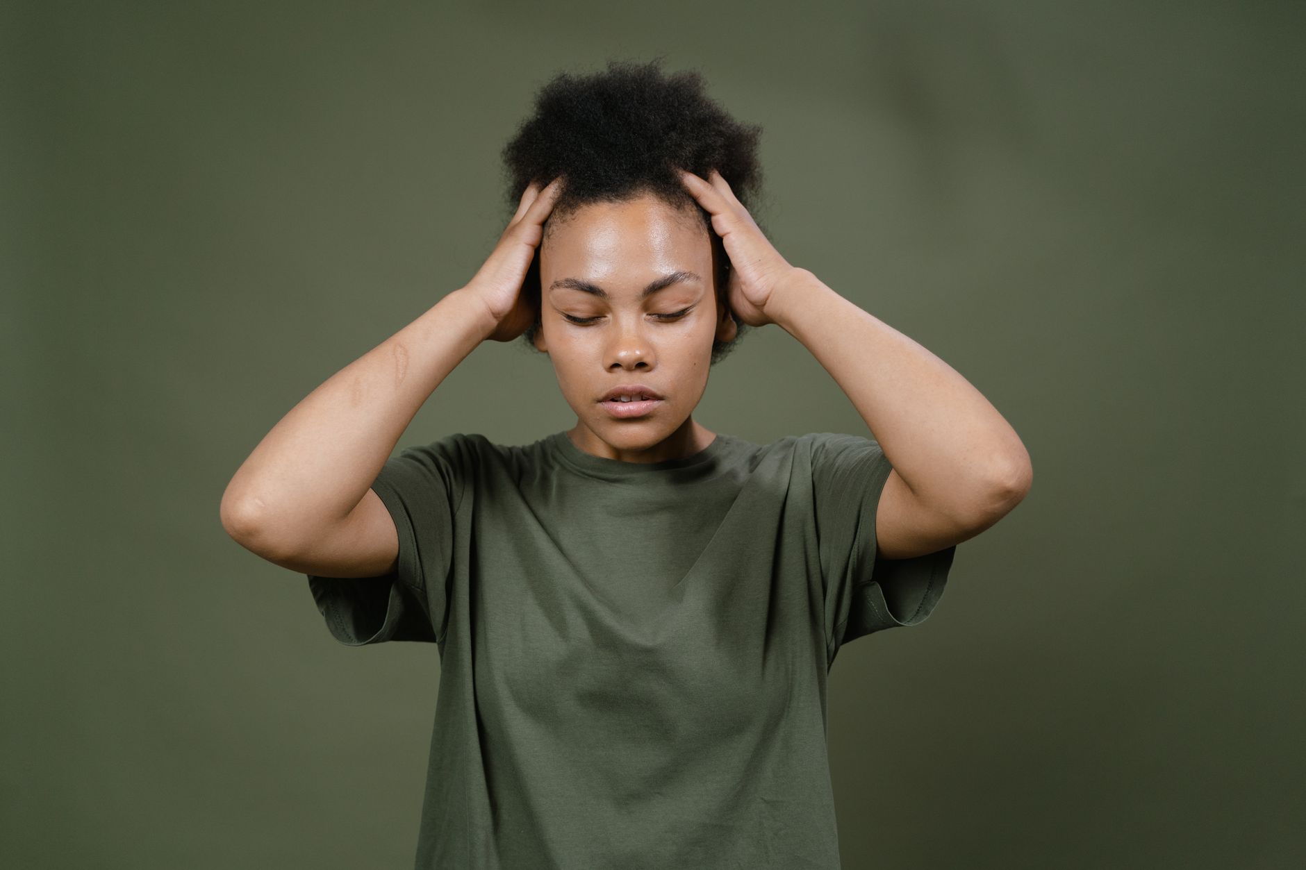 Femme qui se tient la tête, signe de stress