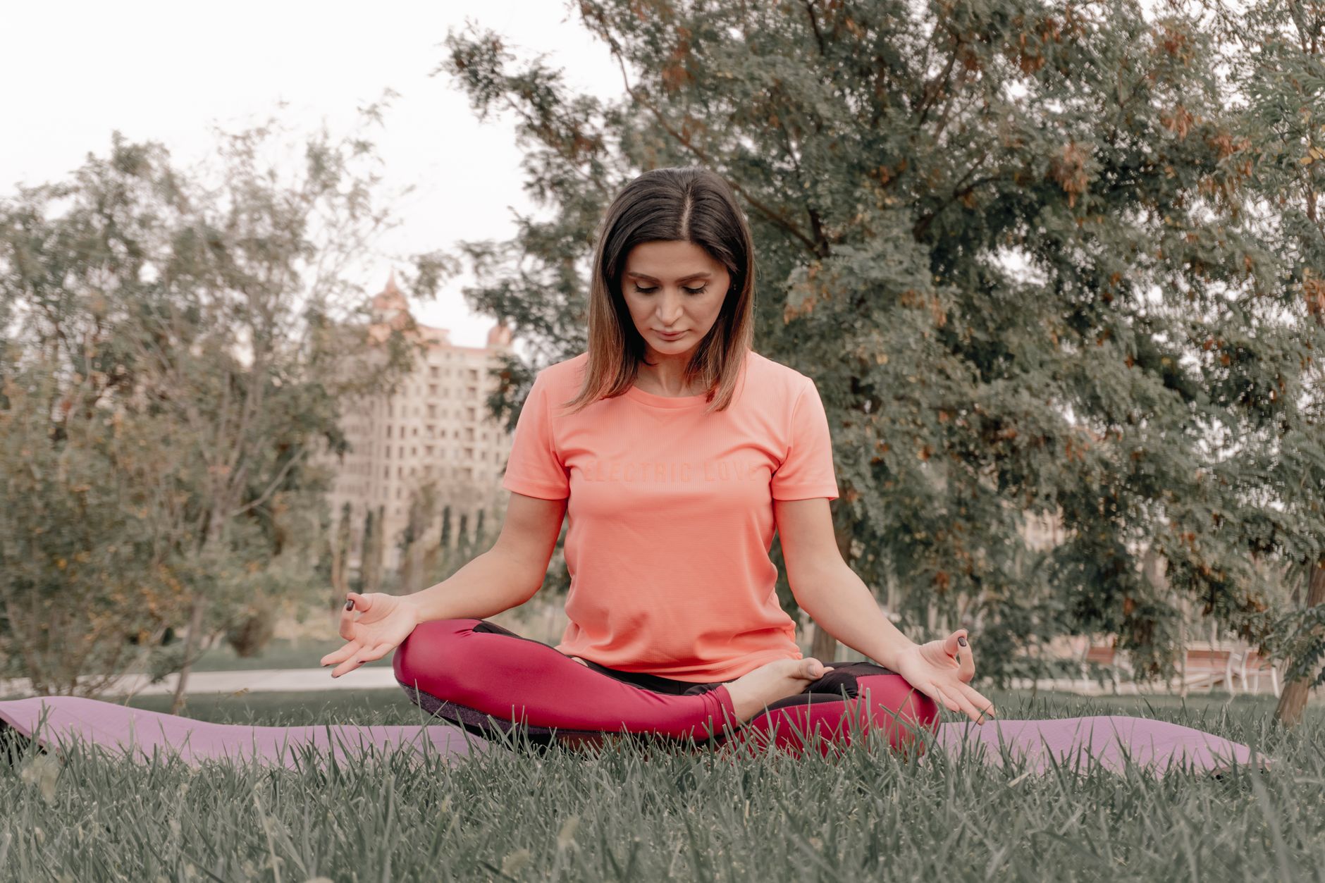 Femme qui pratique le yoga en plein air