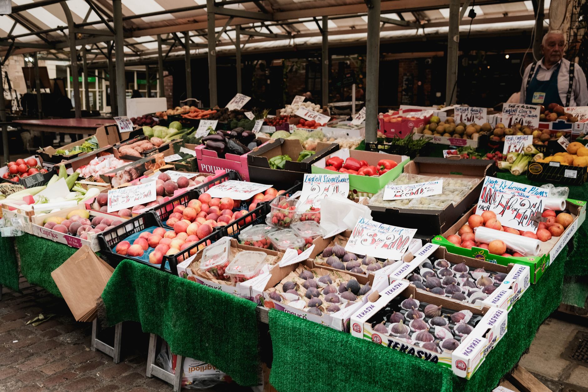 Étal de marché garni de fruits et légumes frais