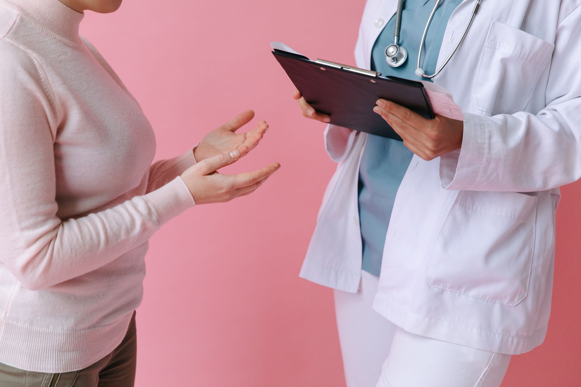 Médecin et patient examinant un dossier médical