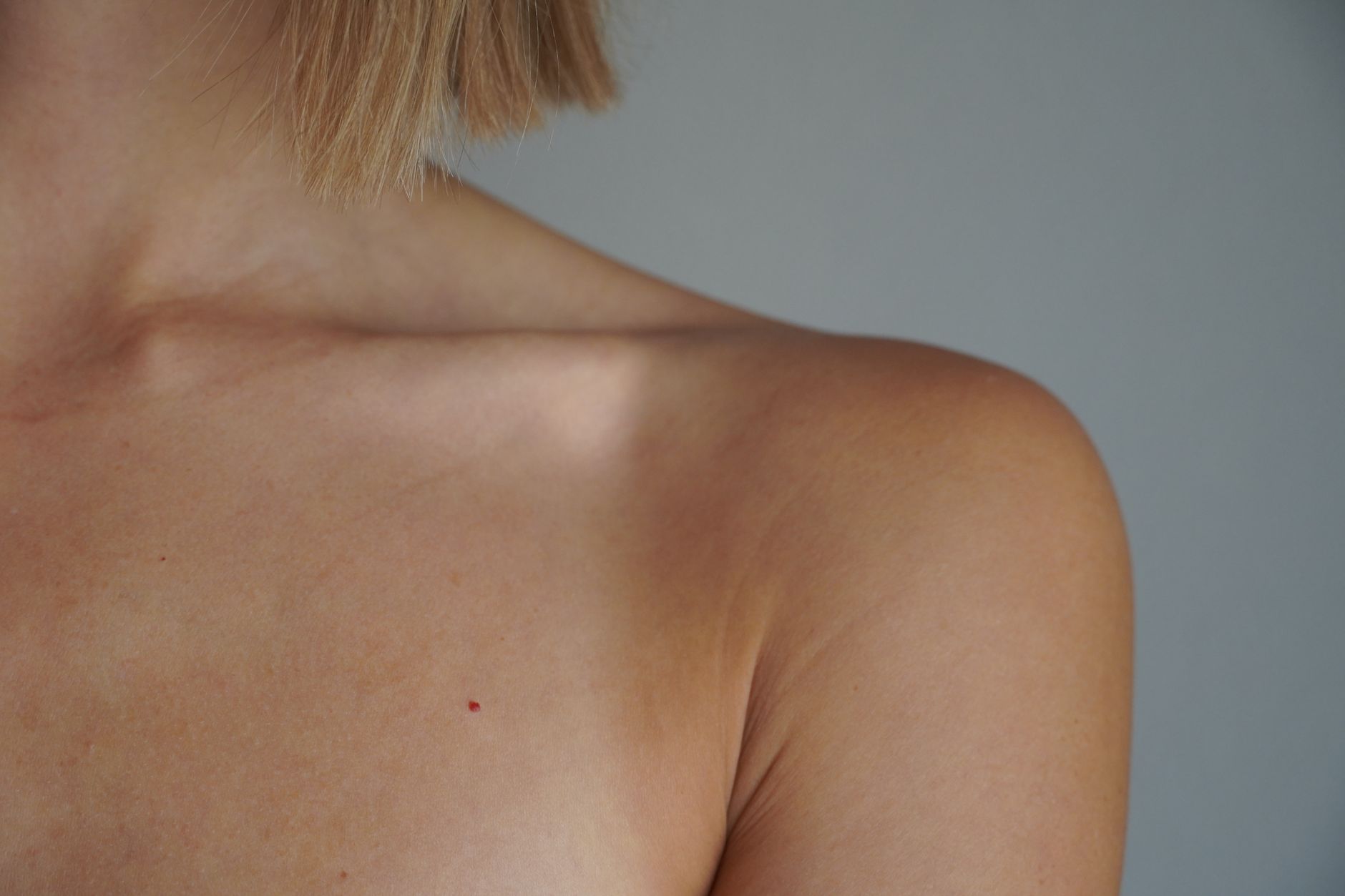 Épaule et peau sous lumière naturelle