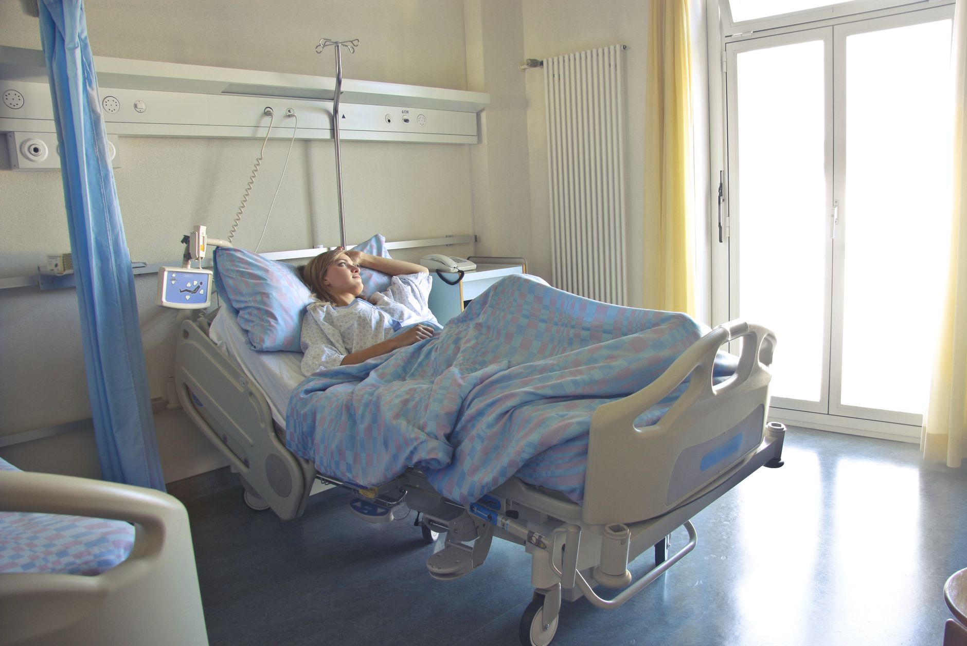 Femme allongée dans un lit d’hôpital pour se reposer