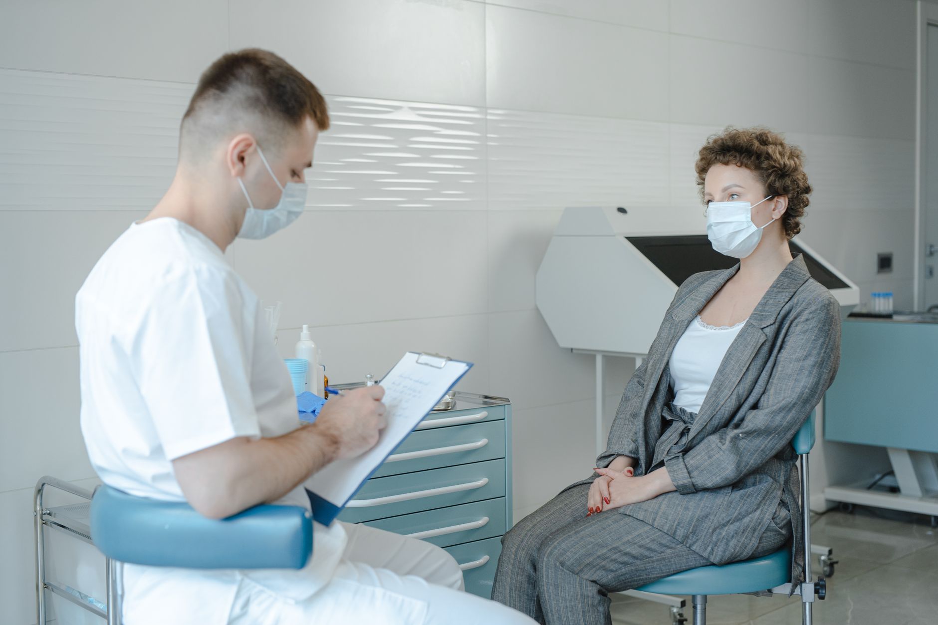 Médecin en consultation avec un patient dans une clinique
