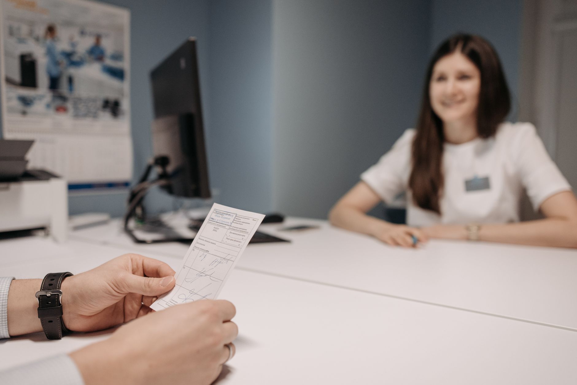 Médecin discutant d