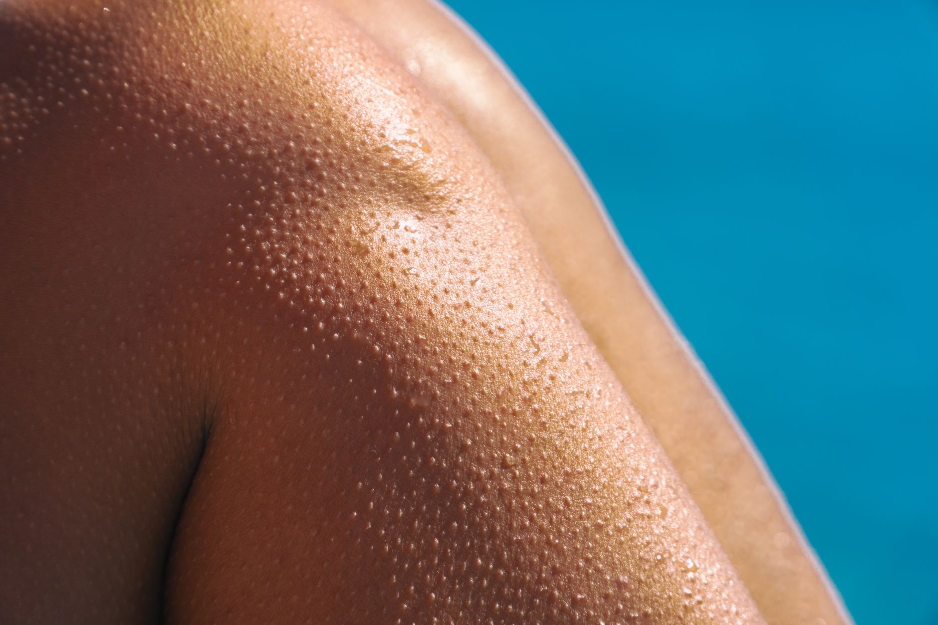 Épaule bronzée près de la piscine